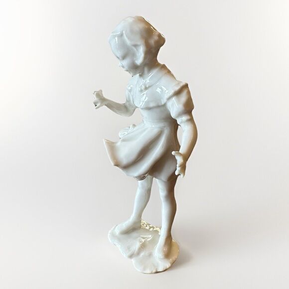 Vintage Hutschenreuther Spring Messenger White Glossy Girl with Butterfly Selb - Picture 3 of 8
